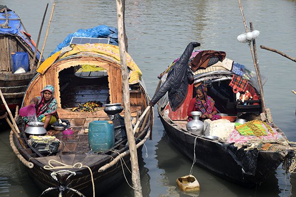 জলে ভাসা জীবন ওদের; নৌকায় জন্ম, বিয়ে ও মৃত্যু!